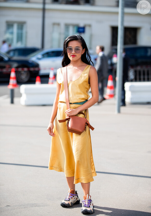 Tá na moda: vestido amarelo de seda aparece acinturado no street style com cinto verde