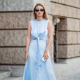 Moda verão 2020: vestido azul de seda com recortes na cintura aparece em tamanho midi e aliado à sandália rasteirinha de tira