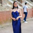 Moda no verão 2020: vestido de seda com alças finas é opção para look casual na estação