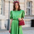 Vestido de seda na moda: modelo na cor verde é curtinho e vem acompanhado de mangas bufantes