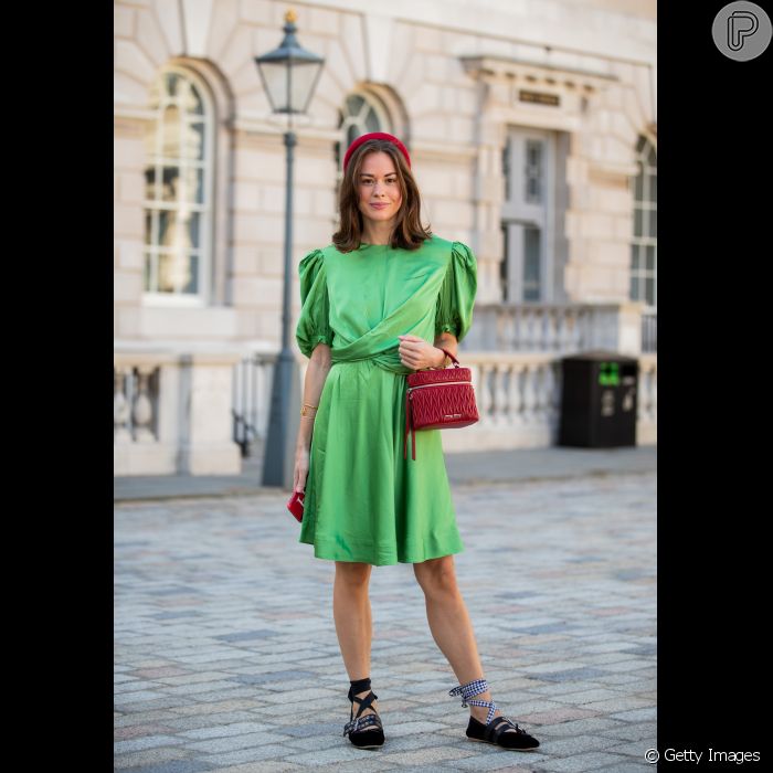 Vestido de seda na moda: modelo na cor verde é curtinho e vem acompanhado  de mangas bufantes - Purepeople