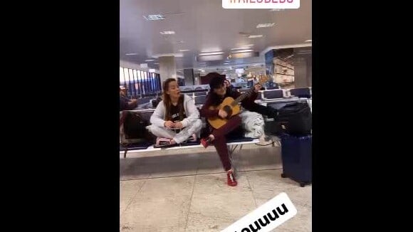 Maiara e Maraisa cantaram seus sucessos no saguão do aeroporto de Curitiba enquanto aguardavam o voo