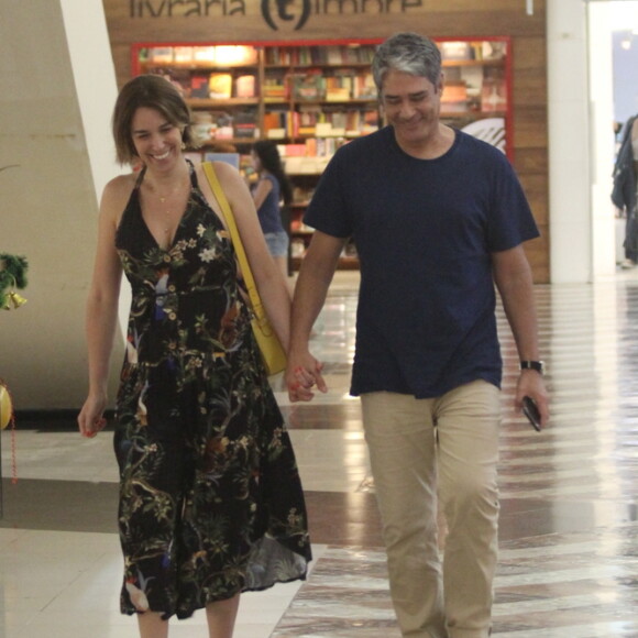 Mulher de William Bonner, Natasha Dantas aposta em vestido estampado e fluido para ida ao shopping