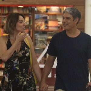 William Bonner e Natasha Dantas são fotografados de mãos dadas e conversando em shopping do Rio de Janeiro