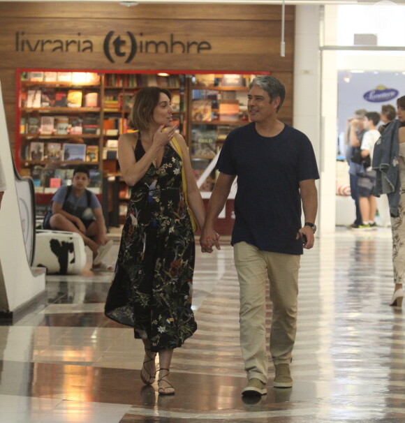 William Bonner e Natasha Dantas são fotografados de mãos dadas e conversando em shopping do Rio de Janeiro