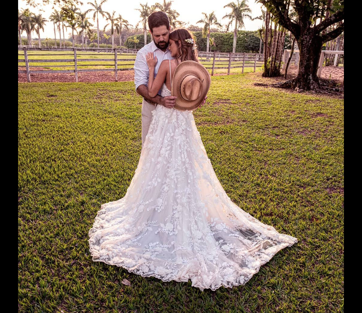 Foto: Cantor Sorocaba e Biah Rodrigues oficializaram a união no civil -  Purepeople