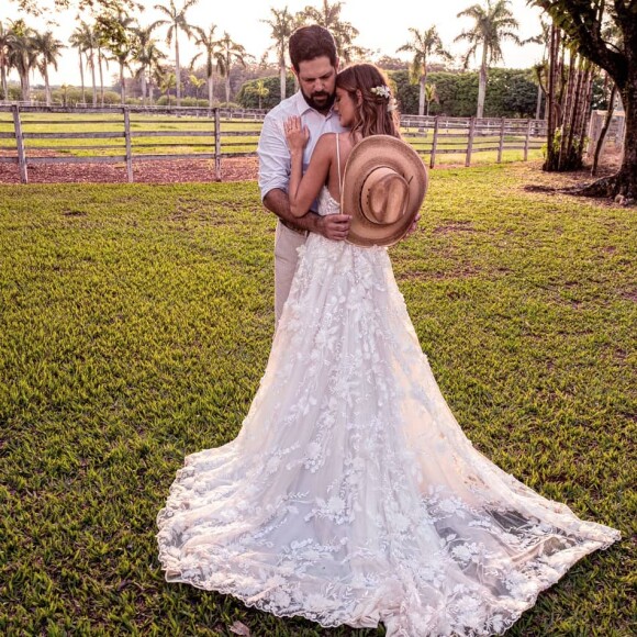 Cantor Sorocaba e Biah Rodrigues oficializaram a união no civil