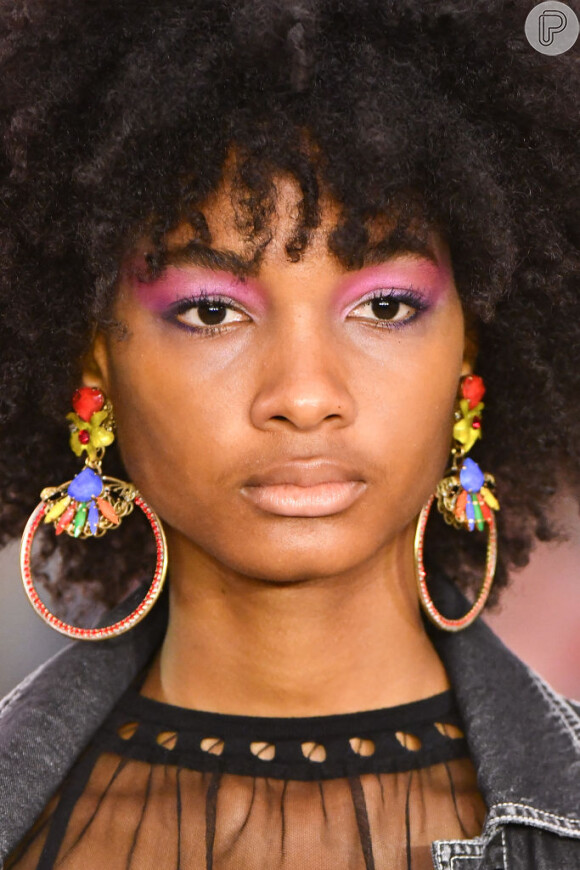 A sombra rosa conquistou lugar cativo na maquiagem das passarelas nacionais e internacionais em 2019