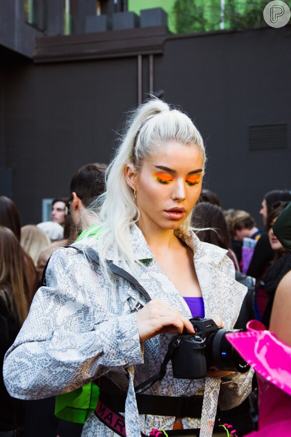 Maquiagem colorida em 2019: sombra laranja neon apareceu nas produções das fashion girls