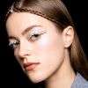 Maquiagem com brilho: o delineado de strass foi uma das tendências de beleza que conquistaram as passarelas em 2019