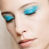 Maquiagem colorida: o azul foi um dos tons queridinhos entre as fashionistas para trazer cor à produção em 2019