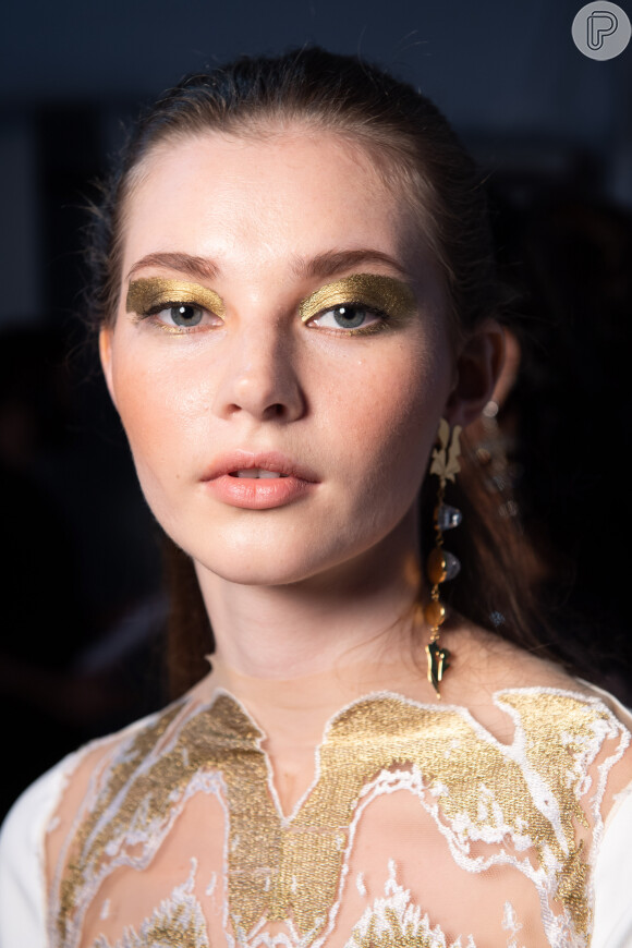 Maquiagem com brilho em 2019: tons metálicos, como o dourado, foram usados nas pálpebras para deixar a make mais interessante