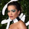 Maquiagem colorida: delineado azul com brilho de Rita Ora tem pegada 'artsy' e segue a linha das tendências de beleza que conquistaram 2019