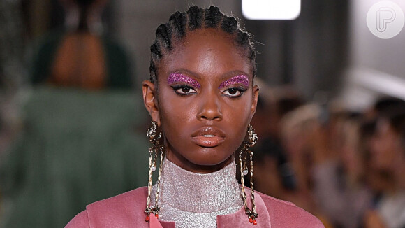 Tendência de maquiagem: sombra rosa, delineado gráfico e mais trends que conquistaram as fashionistas em 2019. Fotos!