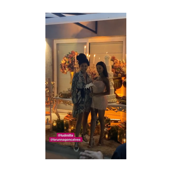 Ludmilla organizou festa com bolo de seis andares e show de pagode