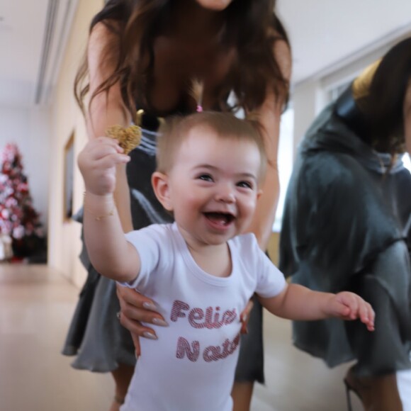 Sabrina Sato ajuda Zoe em caminhada em foto postada pela apresentadora no Instagram Stories