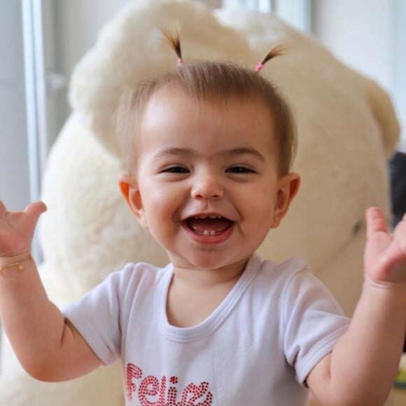 Com maria-chiquinha, Zoe exibe os dentinhos em fotos postadas por Sabrina Sato