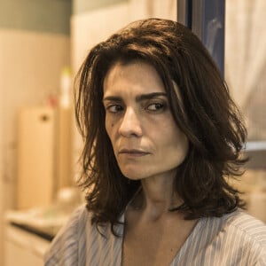 Leila (Arieta Corrêa) denuncia o assassinato de Magno (Juliano Cazarré) para separá-lo de Betina (Isis Valverde) na novela 'Amor de Mãe'