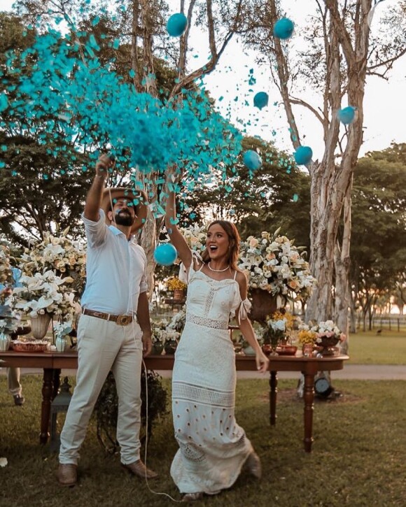 Cantor Sorocaba e Biah Rodrigues anunciaram sexo do filho em festa de casamento