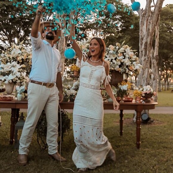 Cantor Sorocaba e Biah Rodrigues anunciaram sexo do filho em festa de casamento