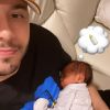 Murilo Huff posou com o filho no colo e fez uma brincadeira com o pequeno Leo, nascido em 16 de dezembro de 2019