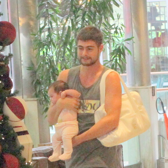 Filha de Tatá Werneck é carregada no colo por Rafael Vitti em shopping nesta sexta-feira, dia 20 de dezembro de 2019