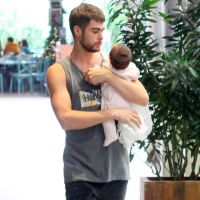 Rafael Vitti passeia com a filha, Clara Maria, em shopping e encanta por fofura