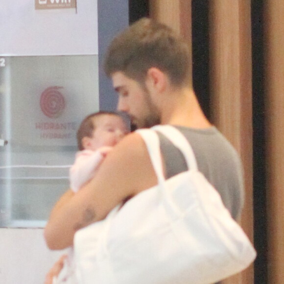 Marido de Tatá Werneck, Rafael Vitti leva filha, Clara Maria, para passear em shopping nesta sexta-feira, dia 20 de dezembro de 2019