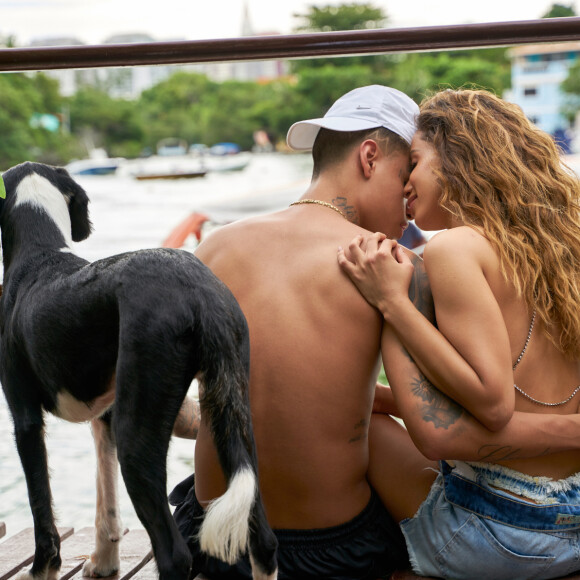Anitta trocou beijos com MC Cabelinho no clipe 'Até o Céu'