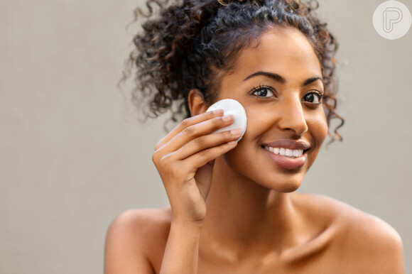Cuidados com a pele: acrescente a água micelar à rotina de skincare para remover impurezas e possíveis resíduos