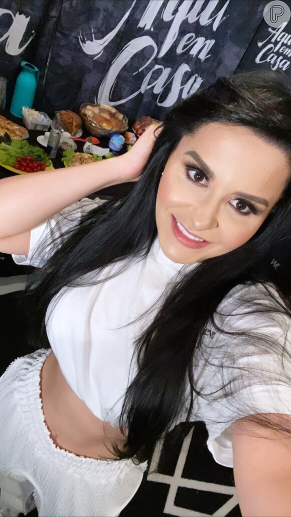 Maraisa faz selfie em camarim de show com look all-white