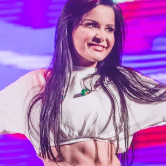 Maraisa deixa barriga à mostra em look com top e saruel. Veja fotos da produção neste domingo, dia 22 de dezembro de 2019