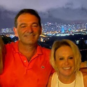 Ana Maria Braga levou o namorado, o francês Johnny Lucet, para a festa de fim de ano do 'Mais Você'