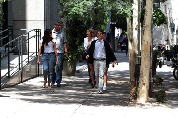 Sophie Charlotte e Jayme Matarazzo caminham pela capital paulista durante a gravação
