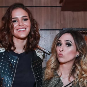 Bruna Marquezine foi uma das convidadas de Tatá Werneck para amigo-oculto roubado: 'Ninguém roubou nada porque só tinha presente bom!'