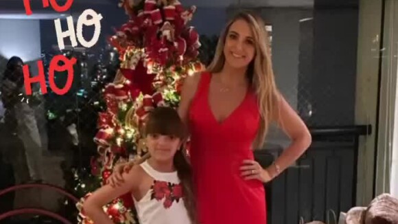 Ticiane Pinheiro e a filha mais velha, Rafaella Justus, de 10 anos, posaram junto à árvore na véspera de Natal, 24 de dezembro de 2019
