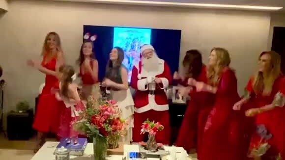 Ticiane Pinheiro, a mãe, Helô Pinheiro, a filha mais velha, Rafaella Justus, e outras mulheres da família se divertiram ao dançarem com Papai Noel