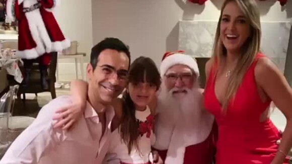 Filha mais velha de Ticiane Pinheiro, Rafaella Justus ganhou carinho do Papai Noel e do padrastro, Cesar Tralli, na noite de Natal