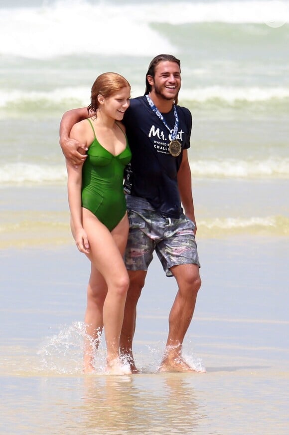 Ex-namorado de Isabella Santoni, Caio Vaz é surfista. Atleta está em Nazaré, Portugal, praticando esporte com amigos