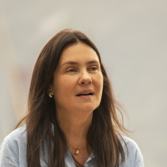 Thelma (Adriana Esteves) comemora sucesso do seu plano na novela 'Amor de Mãe'