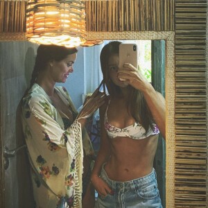 Marina Ruy Barbosa usou no primeiro dia em trancoso biquíni florido e short jeans com franjas