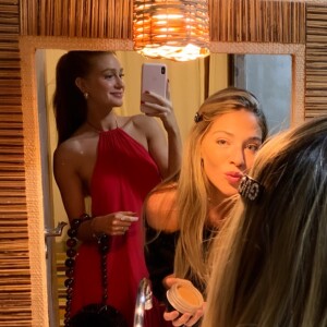 Marina Ruy Barbosa aposta em vestido vermelho e bolsa balaio para sair com Luma Costa e mais amigos em Trancoso