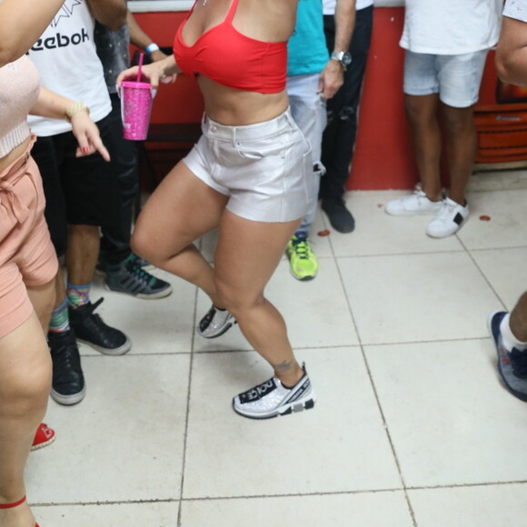 Viviane Araujo cai no samba em ensaio do Salgueiro com affair, Guilherme Militão, no Rio de Janeiro, neste sábado, 28 de dezembro de 2019