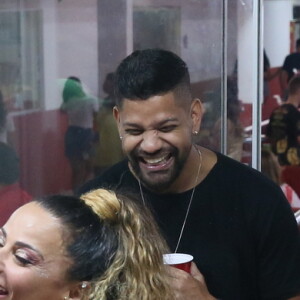 Viviane Araujo cai no samba em ensaio do Salgueiro com affair, Guilherme Militão, no Rio de Janeiro, neste sábado, 28 de dezembro de 2019