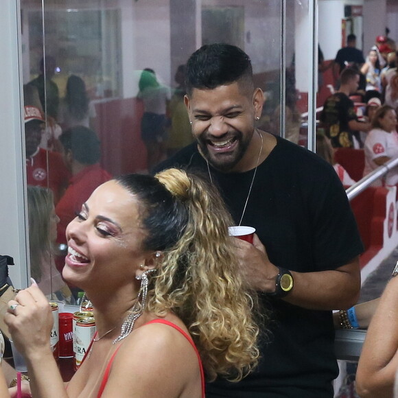 Viviane Araujo cai no samba em ensaio do Salgueiro com affair, Guilherme Militão, no Rio de Janeiro, neste sábado, 28 de dezembro de 2019