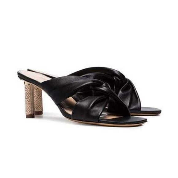 Bruna Marquezine apostou em Mulles Bellagio de $ 463, R$ 1,875 mil, da Jacquemus