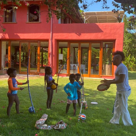 Bruno Gagliasso compartilhou fotos da primeira aula de capoeira dos filhos