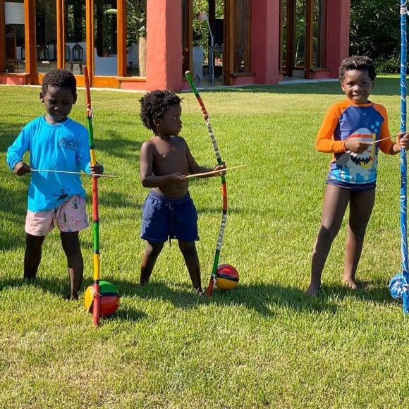 Bruno Gagliasso e a família estão de férias em Trancoso, na Bahia