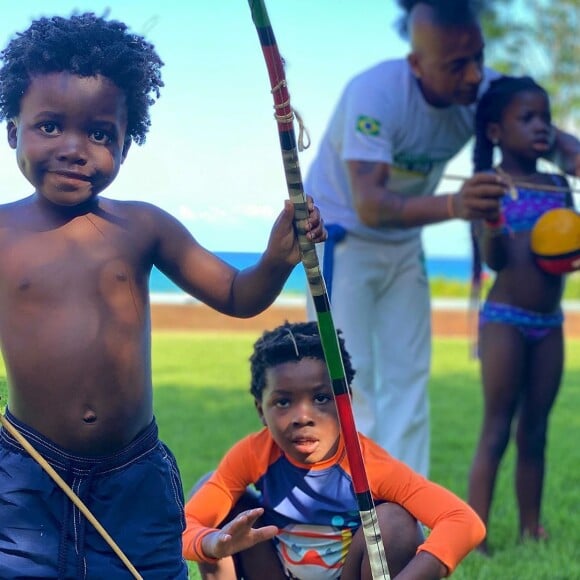 Bruno Gagliasso encantou a web com fotos da primeira aula de capoeira dos filhos