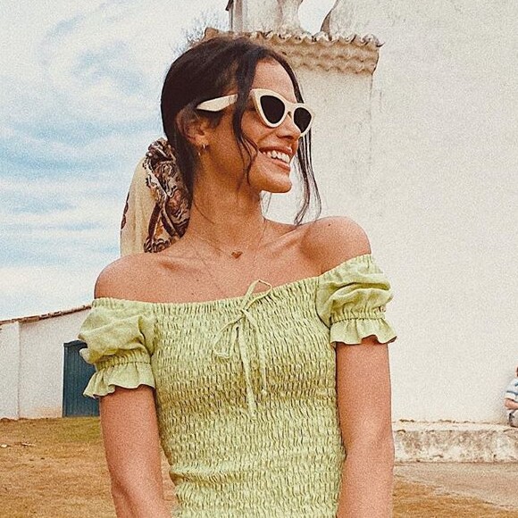 Lenço no cabelo é tendência e Bruna Marquezine apostou no acessório para prender o rabo de cavalo em passeio por Trancoso, na Bahia
